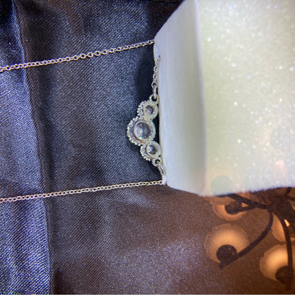 Retro 1990s Avon three stone pendant necklace in Silvertone - Picture 4 of 7